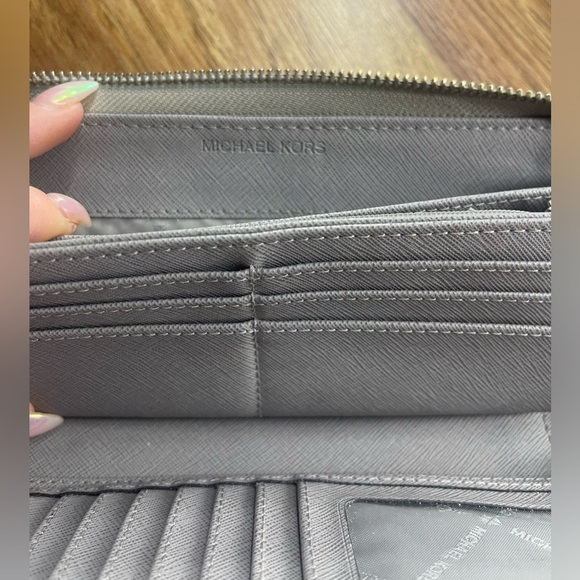 Michael Kors Wristlet/Wallet💋💋 - Picture 5 of 7